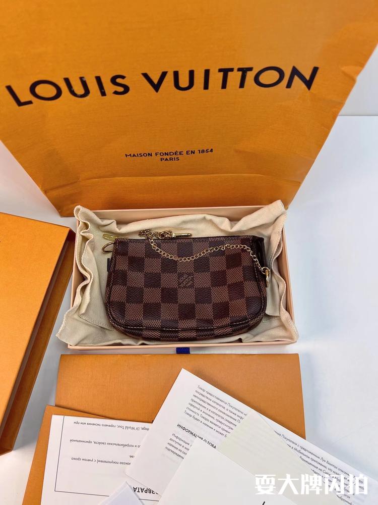 Louis Vuitton路易威登 全新全套棋盘格麻将包 LV全新全套棋盘格麻将包，多种背法单肩腋下手提都超有气质，实用轻巧，专柜长期断货越来越难买，附件如图全套现货带走，可送礼